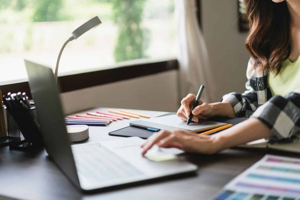 Comment un designer de marque participe à la création d'une identité mémorable pour votre entreprise ?